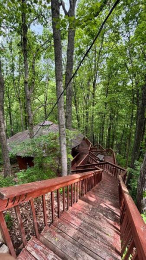 Secluded, Gatlinburg Treehouse!